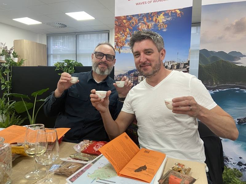 觀光署駐倫敦辦事處8日邀請英國旅遊業者共享台式下午茶。旅行社航務經理艾佛瑞特（Andrew Everett）（右）推薦台灣為亞洲國家首選度假勝地。英國旅遊協會董事克拉克（Phill Clark）（左）則說，台灣烏龍茶比起日本更勝一籌，令人彷彿置身日月潭觀光茶園