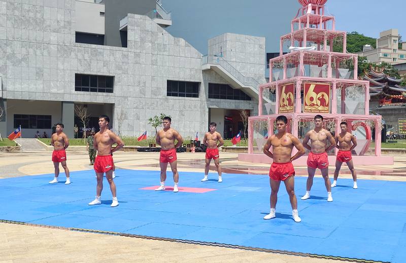 馬祖防衛指揮部慶祝60週年隊慶，10日在連江縣南竿鄉舉辦馬防部與地方民俗社團表演，陸軍航特部兩棲偵察營「海龍蛙兵」穿著招牌紅短褲，示範完整蛙人操演