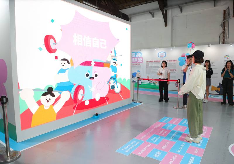 2025雙北世界壯年運動會倒數計時，「世壯運公園暨博覽會」10日在台北松山文創園區率先啟動，展場入口處設置互動裝置，透過不同語言為參賽選手加油打氣