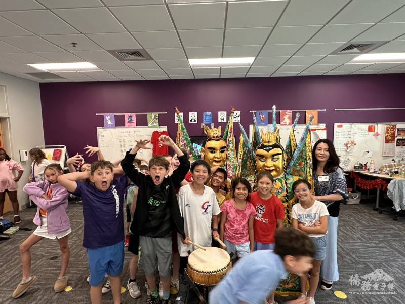 四年級班級與太子合影