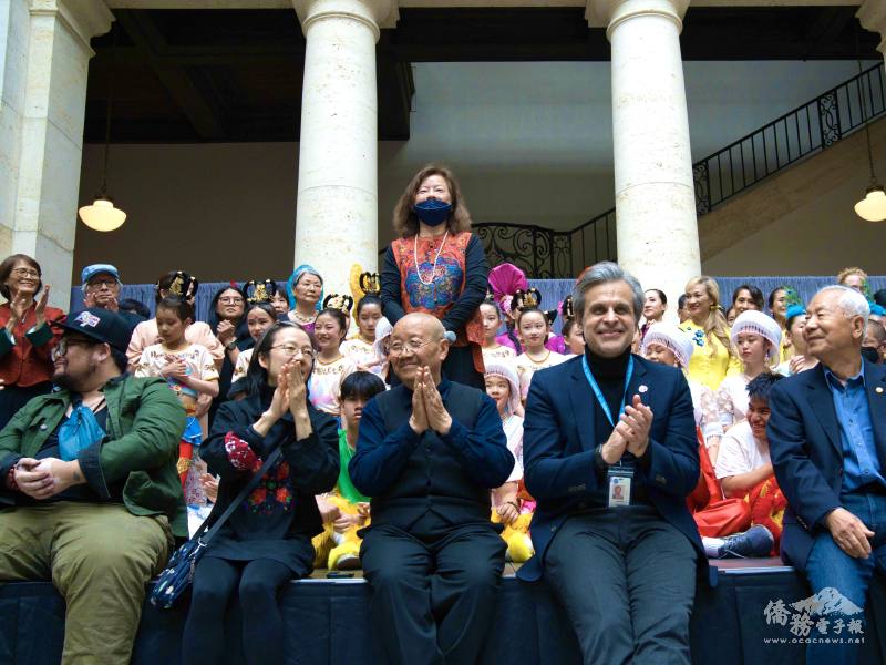 DIA館長慶祝表演成功圓滿