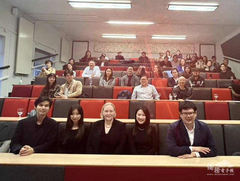 英國臺灣青年商會舉辦法律論壇，邀請3CS Corporate Solicitors 律師事務所律師倪煥淑(右二)，深入解析英國最新法規（英國臺灣青年商會提供）