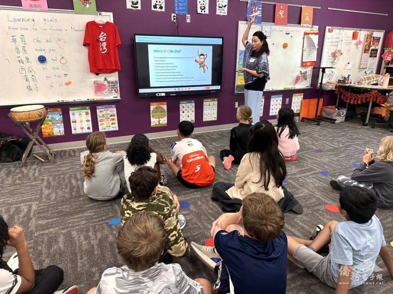 洛麗中文學校校長陳翰儀介紹三太子的傳奇故事