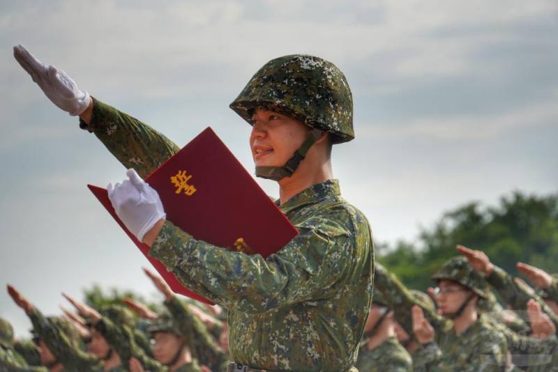 陸軍步兵302旅日前辦理新兵開訓暨授槍典禮，訓員在宣誓代表帶領下齊聲宣誓。（陸軍第十軍團提供）