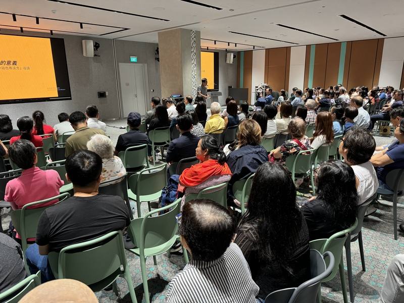 台灣作家劉克襄10日在新加坡出席作品「小站也有遠方」導讀活動，吸引許多民眾與會