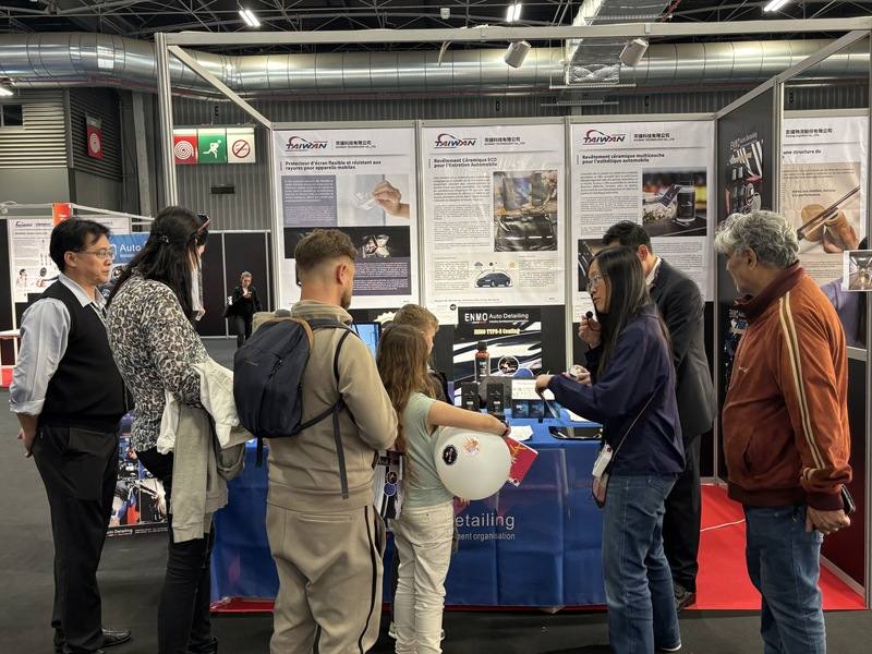 第124屆巴黎國際雷平發明展與巴黎國際博覽會在凡爾賽門展覽中心，今年台灣仍為最大的外國代表團，帶著61件專利作品參展。圖為以仿生科技模仿荷葉效應的防水汽車鍍膜，產品相當吸睛