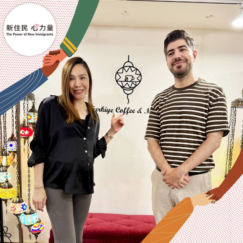 來台超過10年的圖佳(右)不只經營YouTube頻道，還開了一間土耳其馬賽克燈&咖啡工作室，主持人范瑞薔薇(左)親自到訪時，除了體驗到土耳其特有的沙煮咖啡，也看到以色彩繽紛的玻璃拼貼打造的馬賽克燈。(圖：央廣)