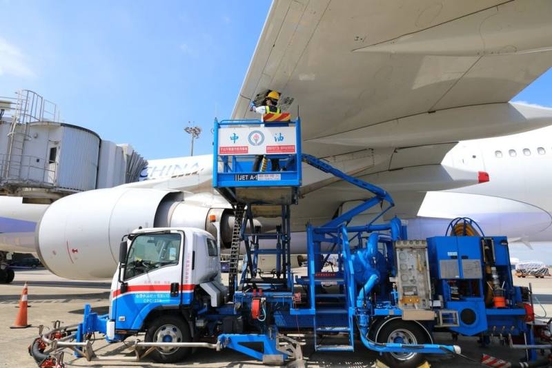 桃園國際機場公司表示，為加速建構永續航空生態圈，攜手航空公司、地勤業者、商業店家等跨領域夥伴合推多項減碳方案，例如完善永續航空燃油（SAF）設施設備、優化橋氣橋電作業流程，並積極推動地面運具電動化，提升車輛電動化比例等（桃園國際機場公司提供）