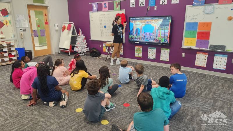 老師江雅涵介紹臺灣電音三太子表演