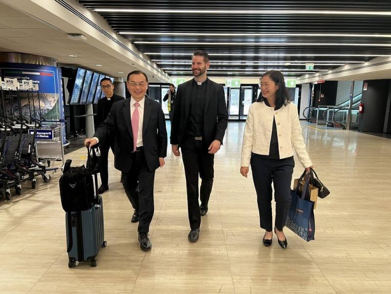 新任駐教廷大使賀忠義（前排左）上午抵達羅馬履新，他在機場表示，要向教廷轉達總統賴清德等政府首長及台灣天主教會對新任教宗良十四世的恭賀與祝福。（賀忠義提供）