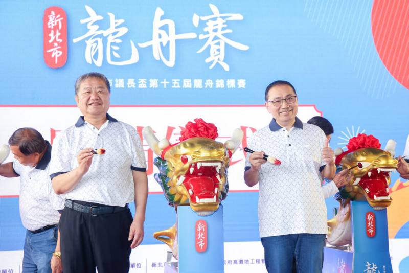 第15屆新北市議長盃龍舟錦標賽將於31日登場，議長蔣根煌（前左）與市長侯友宜（前右）10日在微風運河廣場舉行祭江點睛儀式，祈求賽事順利。（新北市府新聞局提供）