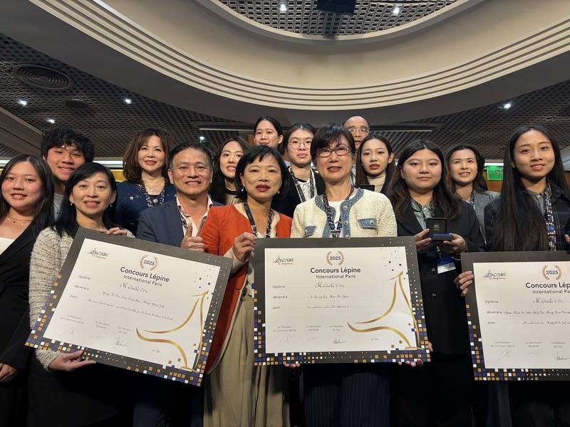 駐法代表郝培芝（前右3）9日晚間受邀至第124屆巴黎國際發明展為台灣奪金的作品頒獎，圖中頒發金牌給8合一AI評估/訓練機、坐站功能訓練機、ACT銀銅鈦抗菌口罩，並與以及國立聯合大學師生等發明家合影