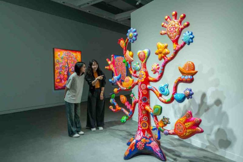 高雄市立美術館10日起推出展覽「繁花夢露—張立曄的靈光樂園」，除展出90年代報紙插畫，更首次在高美館完整展出大型創作計畫「一天」。圖為大型雕塑作品「百花樹」。（高雄市立美術館提供）