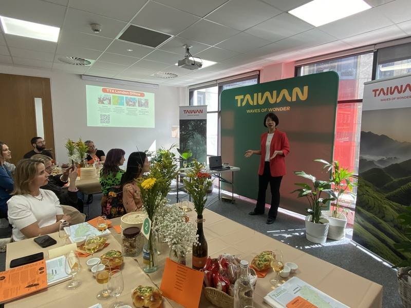 交通部觀光署倫敦辦事處推廣台灣觀光，8日邀請網紅、航空公司和旅遊業者，共享台式下午茶