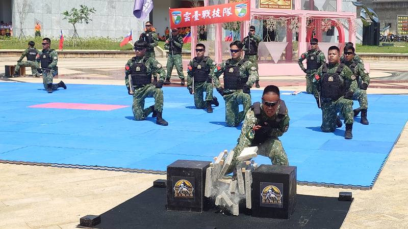 馬祖防衛指揮部歡慶60週年隊慶，10日舉辦馬防部與地方民俗社團表演，「雲台戰技隊」現場帶來空手碎大石，展現平日操演成果，贏得如雷掌聲