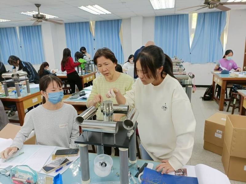 教育部辦理高中女校科學教育巡訪計畫，113學年度巡訪學校共有12所，包含金門地區，嘉惠離島學子。（教育部提供）