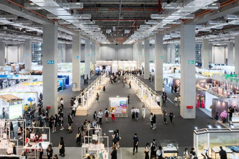 2025新一代設計展9日起在台北南港展覽館2館展出，主題展區以Cross Over為核心概念，展區空間以2列開放式長型展架為主體，宛如一道延展的橋體橫貫展場中央，象徵設計具有「跨越」與「連結」的力量。（台灣設計研究院提供）