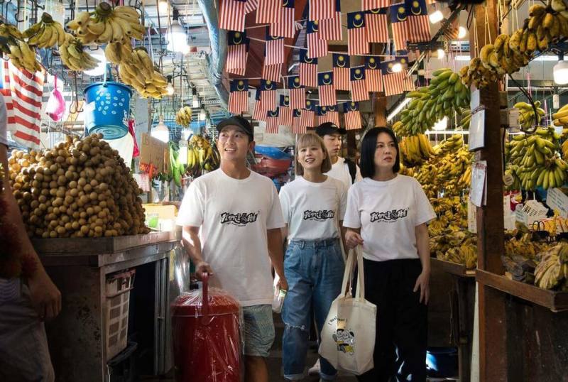 美食實境節目「我們這一攤2」前進馬來西亞，台灣藝人苗可麗（右）、蔡昌憲（左）等「明星攤主」嘗試用台灣小吃來征服異國味蕾，而大馬藝人小玉（前中）等人也全力協助節目團隊完成當地市場採買等任務。（三立電視台提供）
