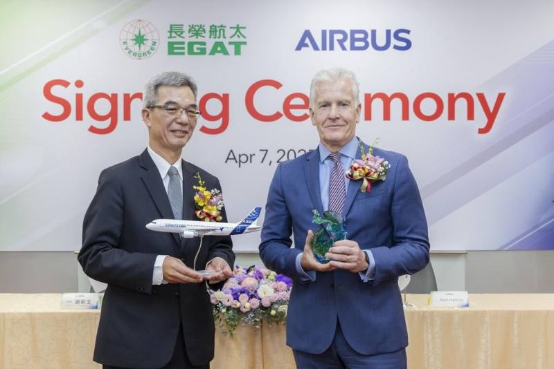 長榮航太總經理謝新文（左）與空中巴士採購部門副總經理海斯曼（Mark Haisman）（右）共同簽署合作合約。（長榮航太提供）