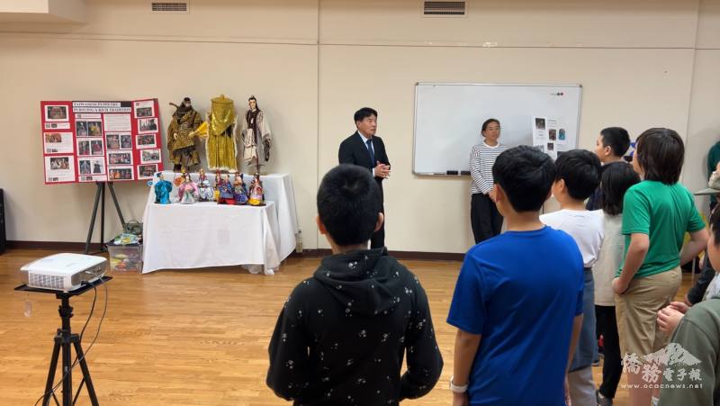 文教中心主任高家富歡迎臺灣文化導覽日Clarke的到訪師生