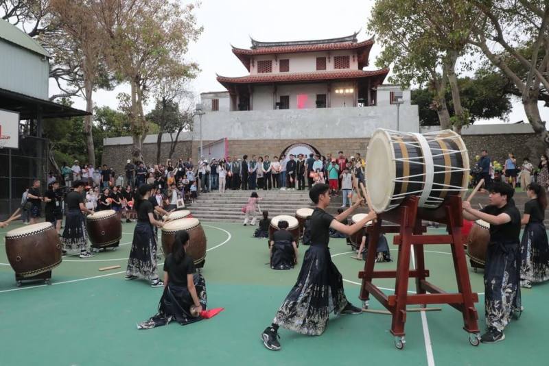 清領台灣府城於1725年5月9日興工啟建，300年後，台灣府城14座城門僅剩大南門、大東門、兌悅門及小西門殘存。台南市政府、學校、文史團體9日響應「五九圍城」活動，罕見地打開大南門城門。（台南市政府提供）