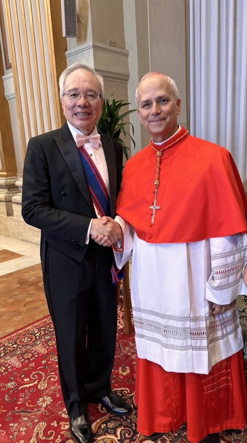 美國籍樞機主教普瑞弗斯特（右）8日當選新教宗，駐教廷大使李世明（左）曾在普瑞弗斯特2023年9月30日樞機主教晉升典禮後，與其握手道賀。（李世明提供）