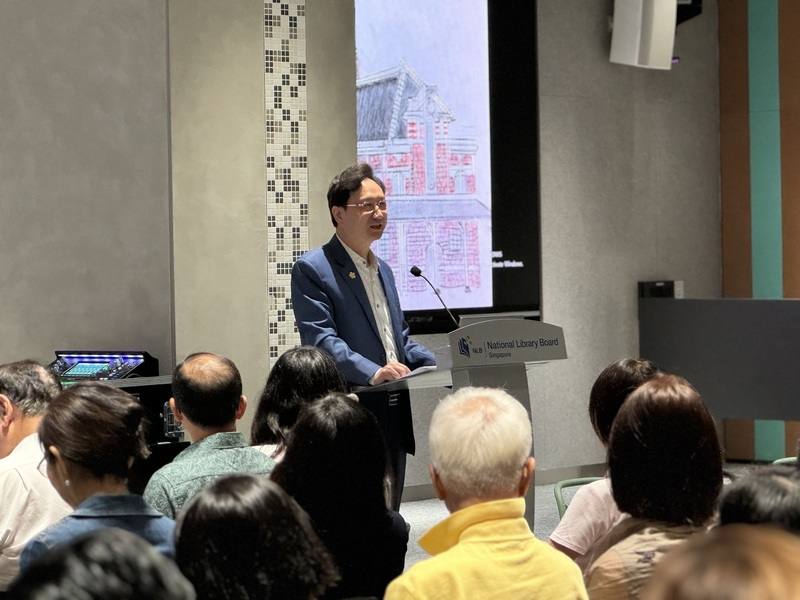 台灣作家劉克襄10日在新加坡出席作品「小站也有遠方」導讀活動，駐新加坡代表童振源與會