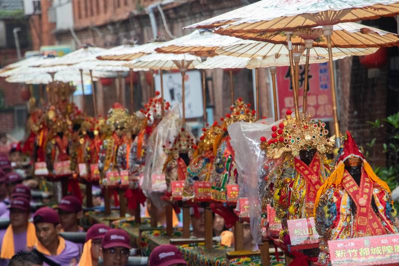 金門宗教文化盛事「浯島城隍遷治345週年遶境活動」9日登場，儘管天公不作美下起大雨，仍吸引大批熱情信眾參與，而由各地城隍爺組成的蜈蚣座上也有數尊神像特別穿起雨衣