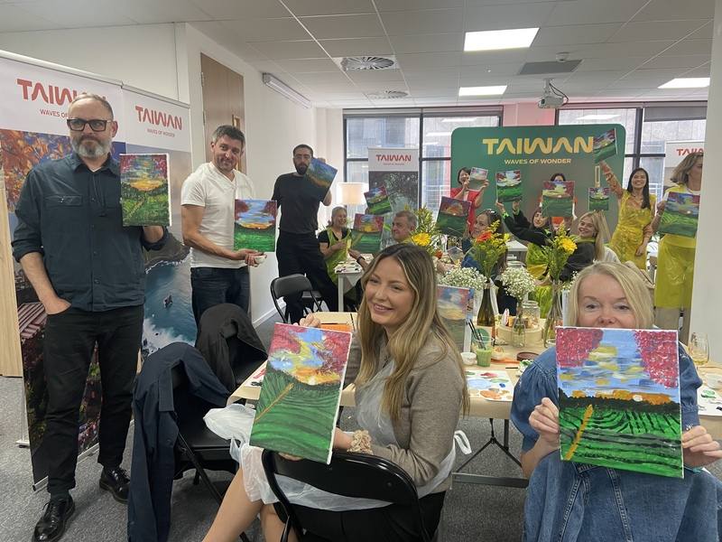 觀光署8日邀請泰國國際航空、長榮航空、中華航空等旅遊業界人士，前來共享台式下午茶，並邀大家捲起衣袖，一起畫台灣茶園