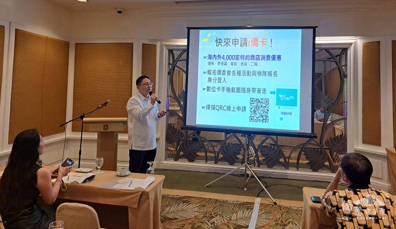 菲華文教服務中心主任莊博智介紹僑委會各項服務項目