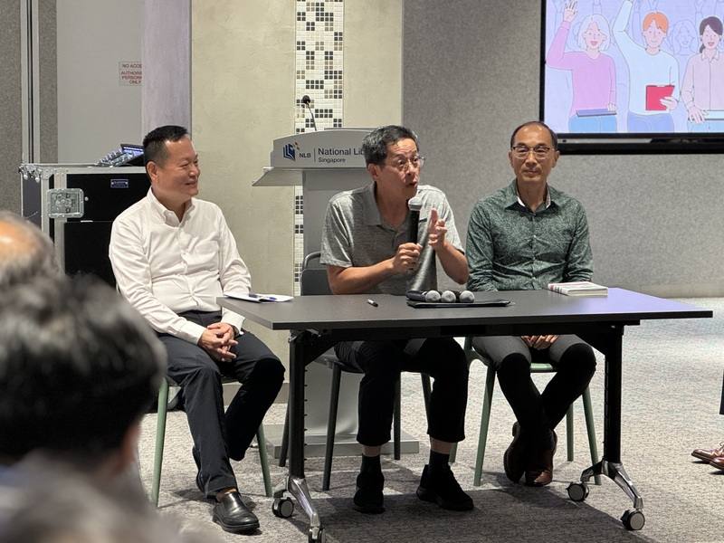 台灣作家劉克襄（中）10日在新加坡出席作品「小站也有遠方」導讀活動