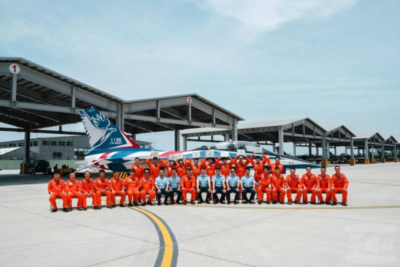 飛訓部指揮官吳少將與戰鬥組教官、勇鷹學員合影