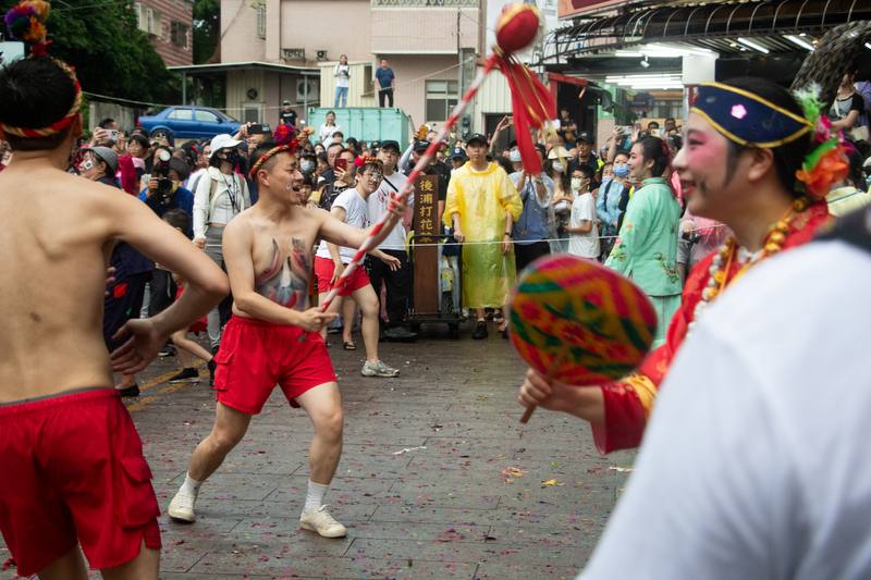 金門縣一年一度迎城隍盛事9日熱鬧登場，遶境隊伍中以類似行動劇表演的傳統藝陣「打花草」格外引人注目