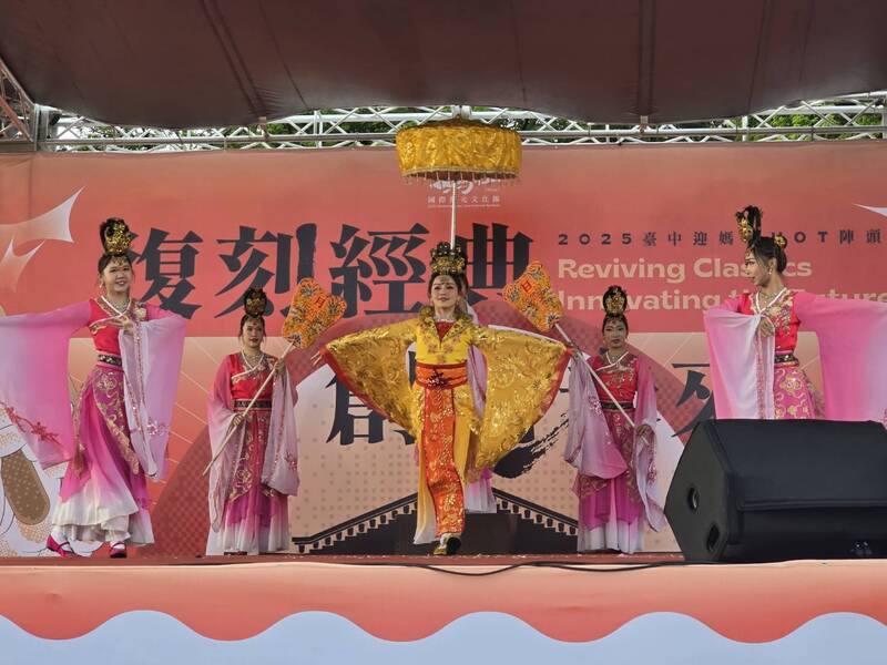台中市文化局主辦「2025迎媽祖HOT陣頭」活動，10日起在港區藝術中心熱鬧登場，以「復刻經典，創新未來」為主軸，連續2天以現代劇場詮釋與傳統演出，呈現陣頭文化的多元樣貌