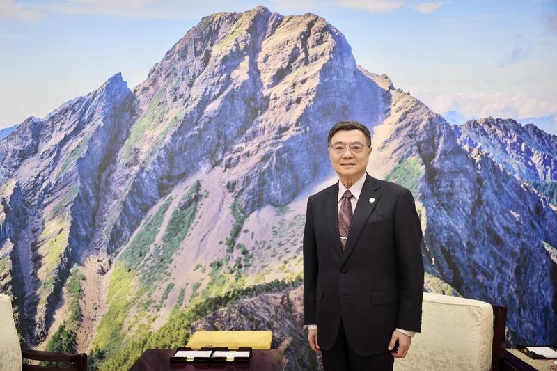 行政院長卓榮泰接受中央社專訪時強調，在國內外大廠都需要綠電的時候，政府二次能源轉型政策方向絕對沒有錯，也盼立院能支持撥補台電，藉以彌補過去虧損並穩定電價