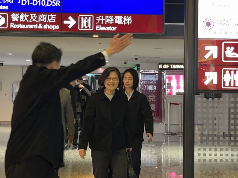 前總統蔡英文（中）9日晚間從桃園國際機場搭機啟程前往歐洲，將出訪立陶宛及丹麥發表演說，在桃機行經媒體面前時神色開心，全程並未發言