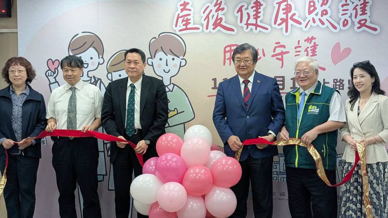 為建構友善生育環境，衛生福利部5月起提供產婦2次產後健康照護服務，涵蓋身體機能、心理健康與生活型態等，9日舉辦方案上路記者會，部長邱泰源（右3）親自出席