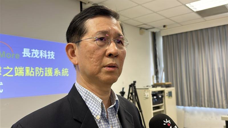 台東大學9日舉辦2025資訊管理研討會，數發部長黃彥男（圖）應邀演說，針對防詐議題，黃彥男表示，如何運用有限資源強化防禦成挑戰，數發部推動社群廣告實名制，也透過AI技術偵測辨識，每月至少下架上萬則詐騙廣告，持續都在努力。