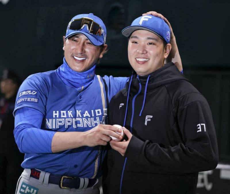 日本職棒北海道日本火腿鬥士隊總教練新庄剛志（左）讚賞旅日投手古林睿煬（右）表現。（共同社）
