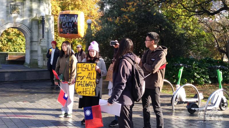 隊伍手持「TAIWAN CAN HELP」標語