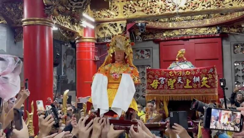 苗栗縣通霄鎮白沙屯拱天宮媽祖完成10天9夜徒步進香之旅，鑾轎11日下午在萬眾「進喔！進喔！」聲中三進三退、進入拱天宮，接著由工作人員請出媽祖神尊入殿安座。（民眾提供）