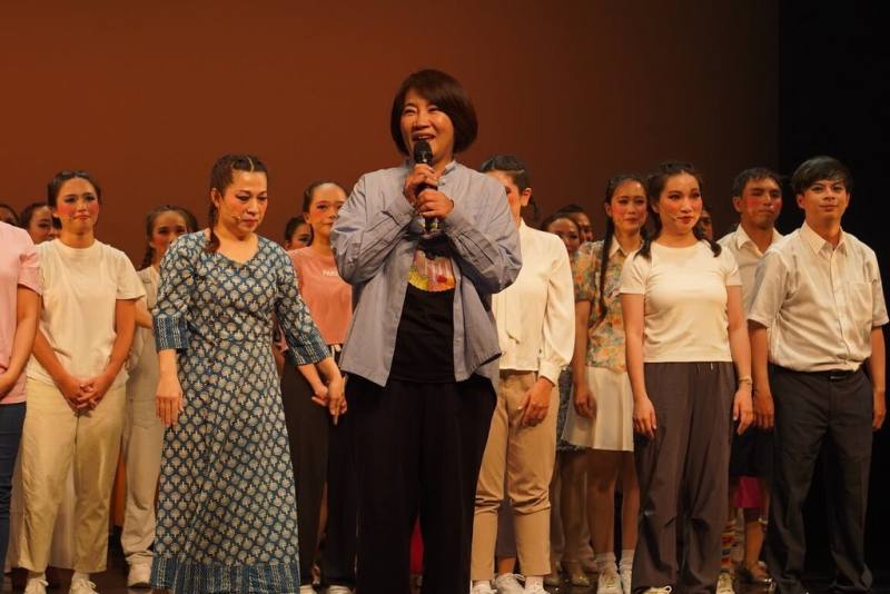 屏東縣政府與紙風車劇團合作推動「屏東戲劇人才培訓計畫」，第2期成果展演10日舉行，屏東縣長周春米（前中）也到場見證。（紙風車劇團提供）