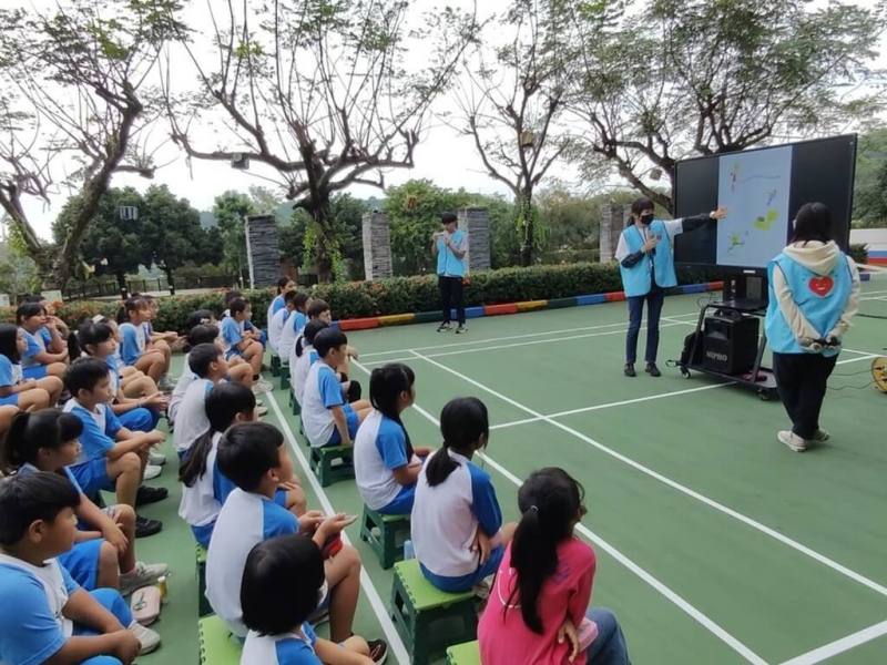 教育部推動「帶動中小學社團發展計畫」，大仁科技大學貝斯特生命教育社運用繪本故事等活動，讓屏東縣青山國小學生學習人際互動。（教育部提供）