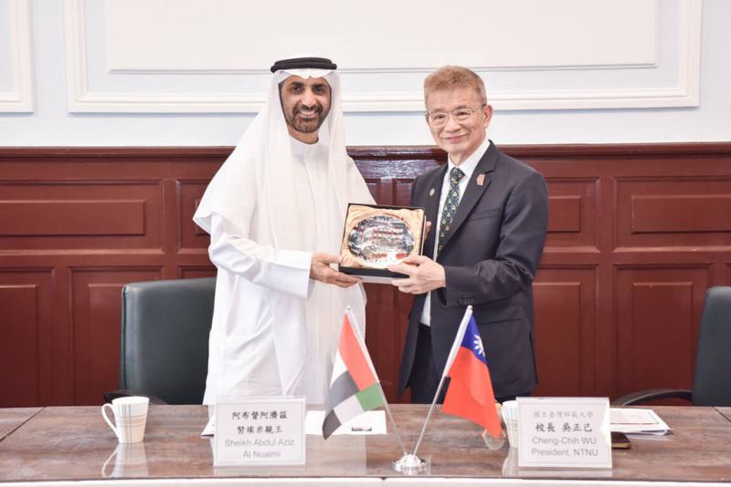 台灣師範大學近日舉辦「為永續轉型的大學人才培育」國際論壇，邀請阿拉伯聯合大公國阿吉曼邦阿布都阿濟茲親王（左）參與，校長吳正己（右）致贈紀念品。（台師大提供）