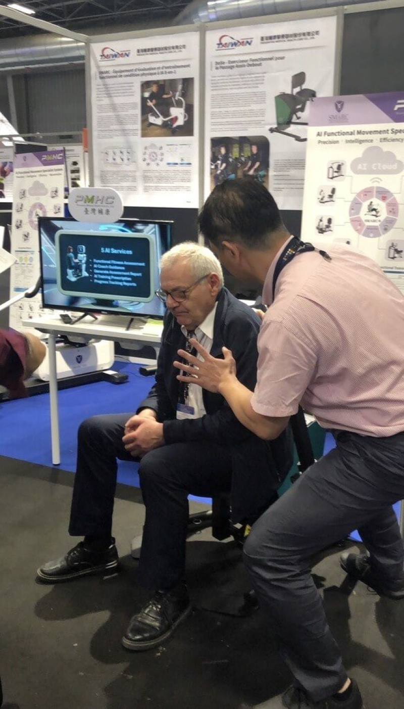 葉晉毓花18年心血研發的設備，獲得巴黎國際發明展金獎。坐站功能訓練機連結大筆的AI數據庫，能在90秒內評估使用者身體機能退化程度，再根據狀況給予個人化的運動處方，在老齡化的今天特別受到關注與歡迎。（葉晉毓提供）