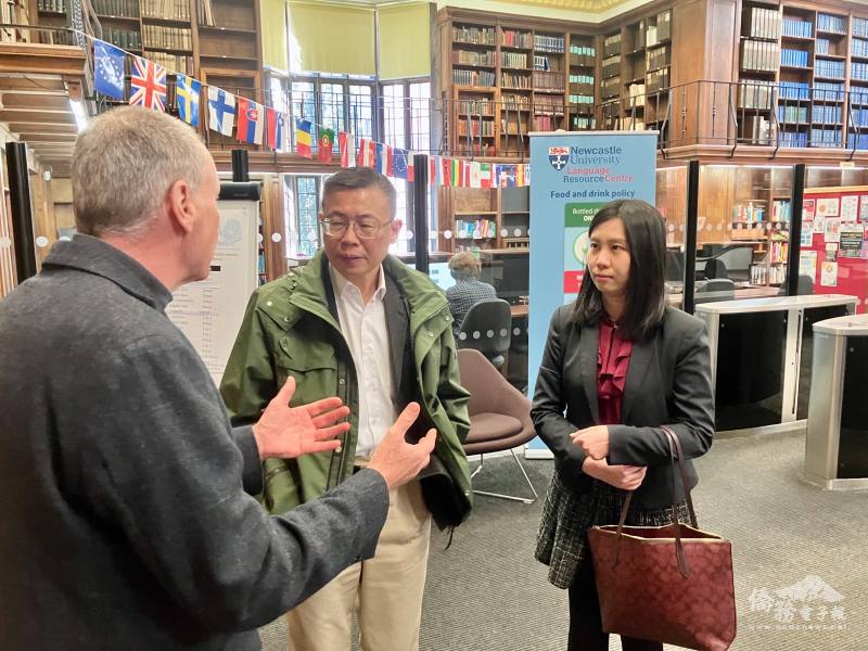 新堡大學語文資源中心首長Andrew Grenfell (左一)介紹該中心運作 (臺英大學聯盟提供)