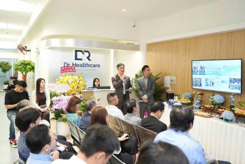 台灣醫師林承寬（站立持麥克風者）在越南行醫4年，觀察到當地許多台灣民眾在語言隔閡下，看病意願降低，決定在胡志明市設立中、越、英3語醫療中心，提升患者近用醫療資源能力。（林承寬提供）