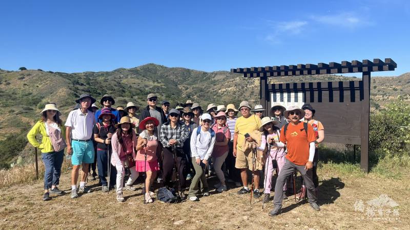 堅挺臺灣參與WHA，柑縣臺灣鄉親一步一腳印成功攻頂