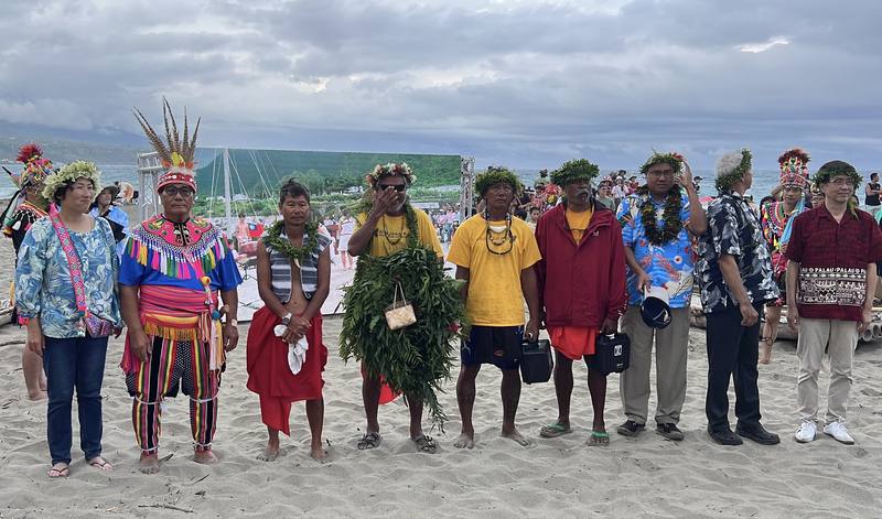 帛琉無動力帆船Alingano Maisu於10日成功航抵台東杉原灣，當地阿美族以傳統儀式歡迎，帛琉人力文化觀光發展部長特米突奇爾（Ngiraibelas Tmetuchl，另譯：曼尼萊）（前右3）、台東縣長饒慶鈴（前左）都親自到場迎接
