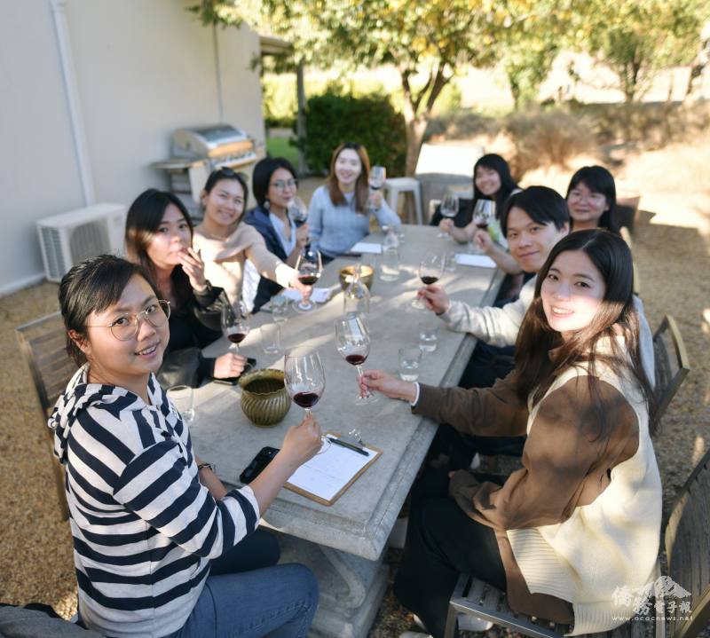 與會青年在酒莊庭院一同品酒交流